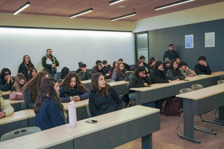 Estudiantes del Instituto Agrícola Pascual Baburizza descubren la ciencia detrás del aroma del vino junto a VitiScience